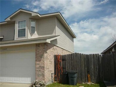 Image. Clean siding 2 car garage fence