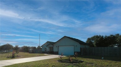 2 Driveways and double gates for easy Boat or R/V