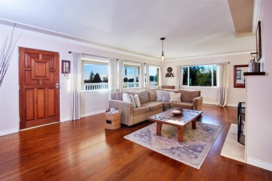 Beautiful hardwood floors in living/dining areas a