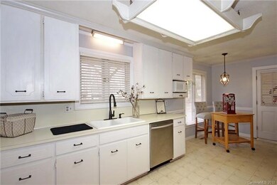 421 Beverly Dr, Statesville, NC 28625 - photo 3