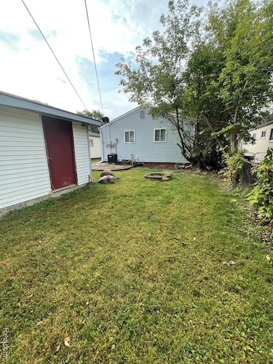 View of yard featuring an outbuilding
