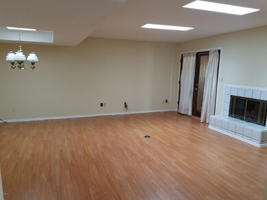 Great Rm w/fireplace
