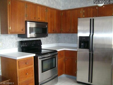 Newer Appliances in Eat-in Kitchen w/Wooden Cabine