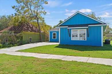 826 W Coffin St, Denison, TX 75020 - photo 4