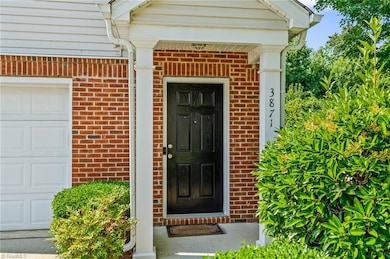 Welcome home to this awesome END UNIT!