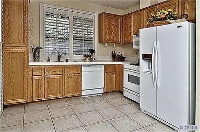 Bright Cheerful Kitchen w/ Dual Sinks & Recessed L
