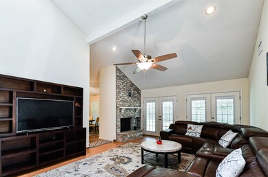 312 Colonial Dr, Friendswood, TX 77546 - photo 4