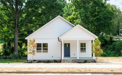 421 W Sharpe St, Statesville, NC 28677 - photo 2