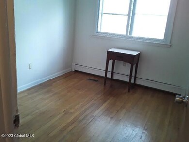 Middle bedroom