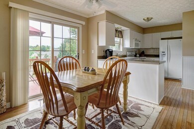 345_Kyber_Run-dining area