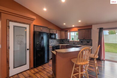 Kitchen Breakfast Bar with all appliances included