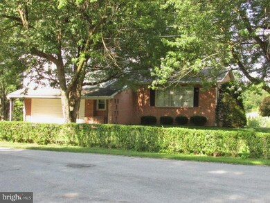 214 Edgewater Dr, Chambersburg, PA 17202 - photo 3