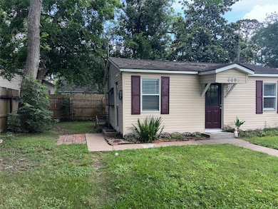 609 1/2 W Lang St, Alvin, TX 77511 - photo 3