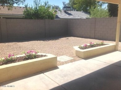 Covered Patio w Planters