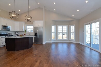 Open floorplan. Dining & kitchen area