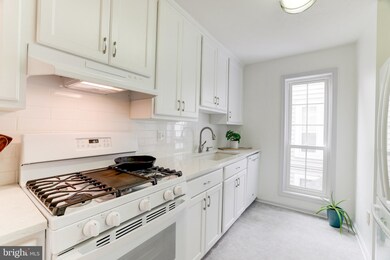 10098 Oakton Terrace Rd, Oakton, VA 22124 - photo 5