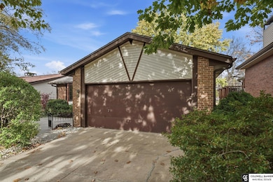 7106 Shamrock Rd, Lincoln, NE 68506 - photo 2