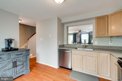 9121 Aspenpark Ct, Lorton, VA 22079 - photo 7