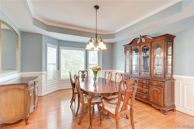 Formal dining room w/ hw floors, tray ceiling, wai