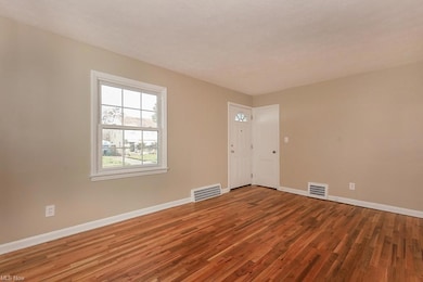 21104 Hansen Rd, Maple Heights, OH 44137 - photo 4