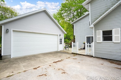 4-print-5906 Henry St-4