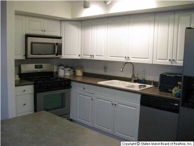 201 Lamped Loop unit A, Staten Island, NY 10314 - photo 2