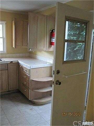 KITCHEN WITH SIDE DOOR