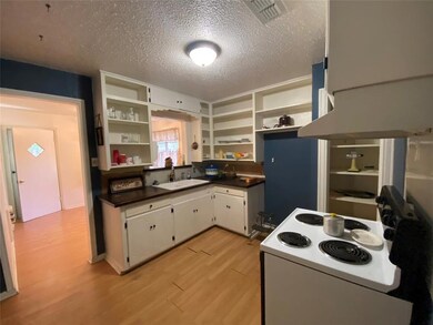 1208 Whaley Dr, Gainesville, TX 76240 - photo 4