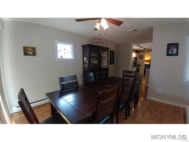 SLIDING DOOR TO DECK/YARD
