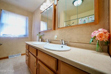 1502 Skyline Dr, Jamestown, ND 58401 - photo 5