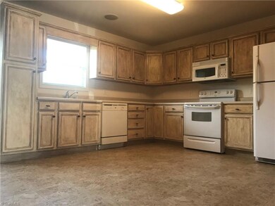 Large Kitchen with all appliances