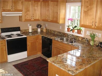Kitchen - Upgraded Kitchen with Custom Cabinets an