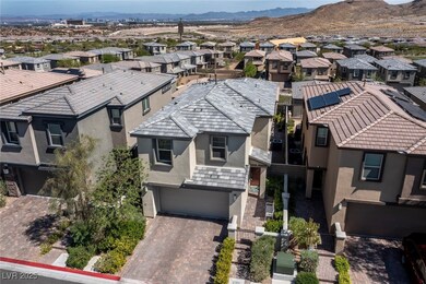 Bird's eye view featuring a mountain view and a re
