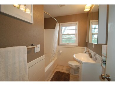 Bright and clean main floor bathroom!