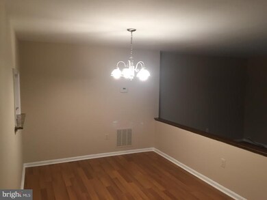 5912 Roberts Common Ct, Burke, VA 22015 - photo 3