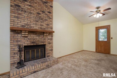 6616 Cresthill Dr, Davenport, IA 52806 - photo 2