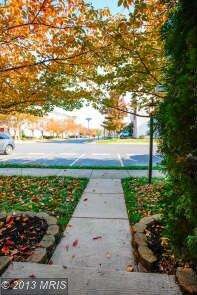 2562 Banshire Dr, Herndon, VA 20171 - photo 4