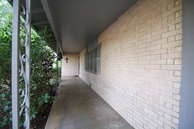 404 W Burbank St, Fredericksburg, TX 78624 - photo 3