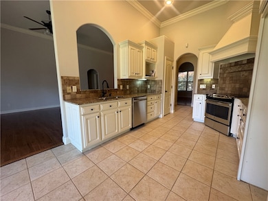 Kitchen w SS Appliances