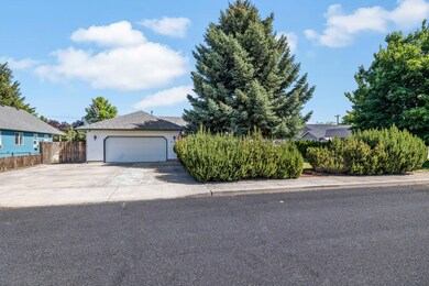 2117 NW Hemlock Place, Redmond, OR 97756 - photo 6