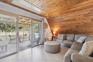 07-5340-Notre-Dame-Ave-WindowStill