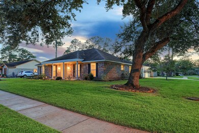 354 W Castle Harbour Dr, Friendswood, TX 77546 - photo 2