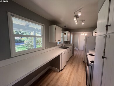 1725 SW Hicrest Ave, Portland, OR 97225 - photo 3