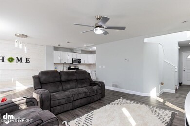 06-Living Room 20220420-DW-4747