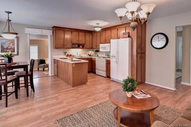 Large Eat-In Kitchen
