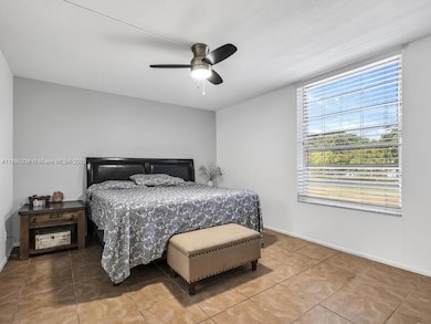 8401 Lagos de Campo Blvd unit V210, Tamarac, FL 33321 - photo 6