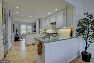 11074 Thrush Ridge Rd, Reston, VA 20191 - photo 7