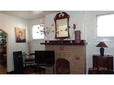 Living Room. Decorative fireplace