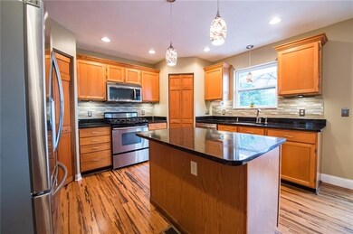 Two pantries, recessed lighting and mode pendulum 