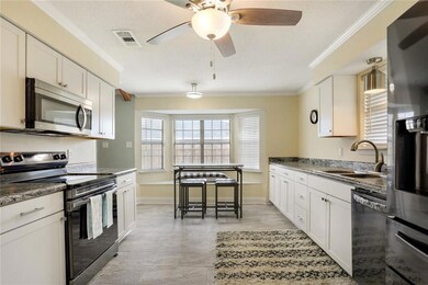Kitchen & Breakfast Area